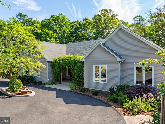 3rd image of 1009 Featherston Ct