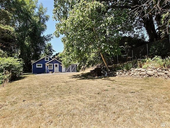 Spacious private front yard.