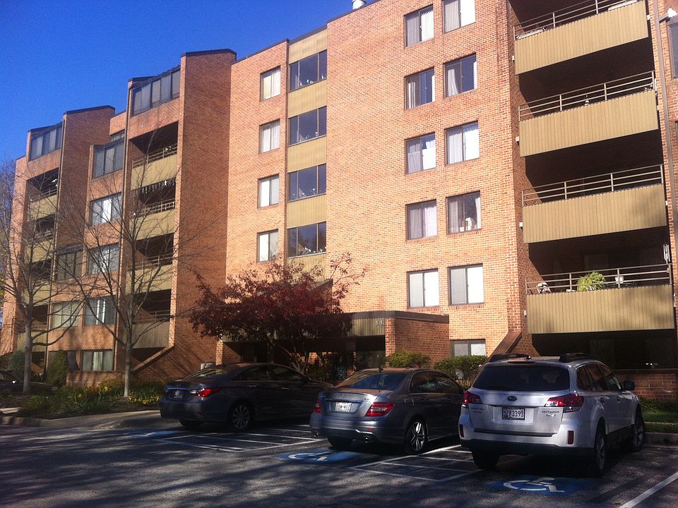 Lots of Parking, 2 entrances