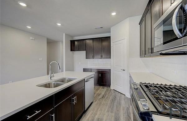 1st image of 410 Stagg St