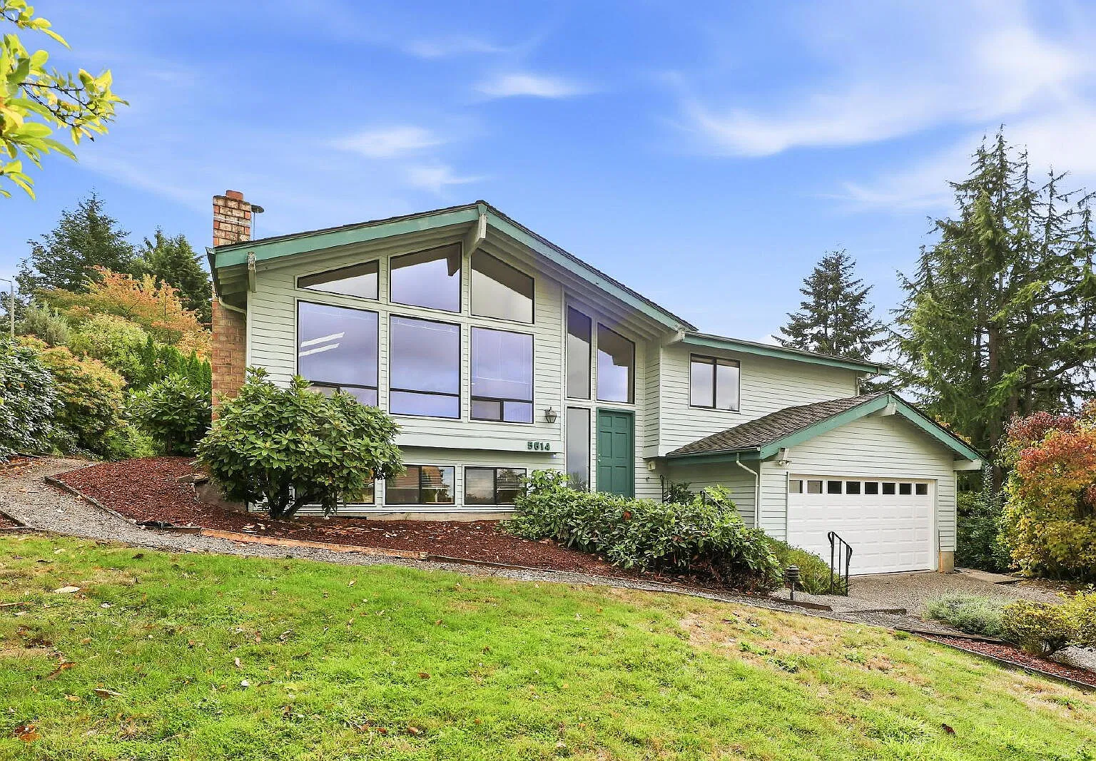 Spacious 4-Bedroom Bellevue Home With Ac, Large Yard & Finished Basement- Available Now For Rent — Photo 1