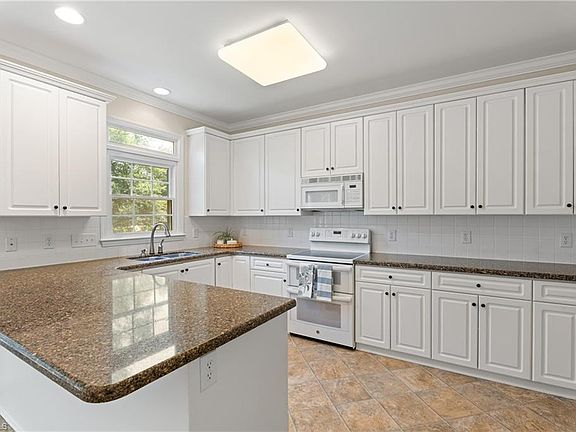 4th image of 215 Brookfarm Trl