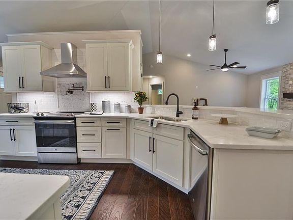 2nd image of 3209 Carmellas Cir