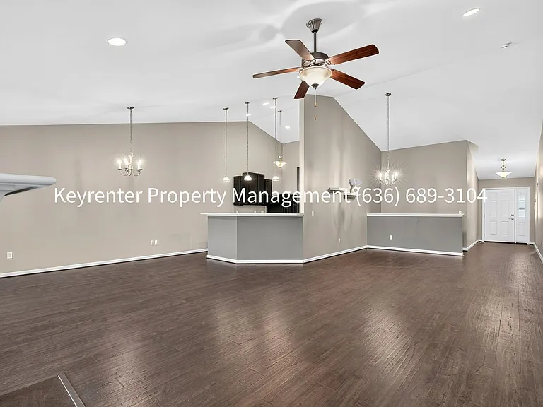 411 Angelique Pl — Photo 12
