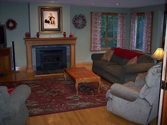 Large living room w/gas fireplace