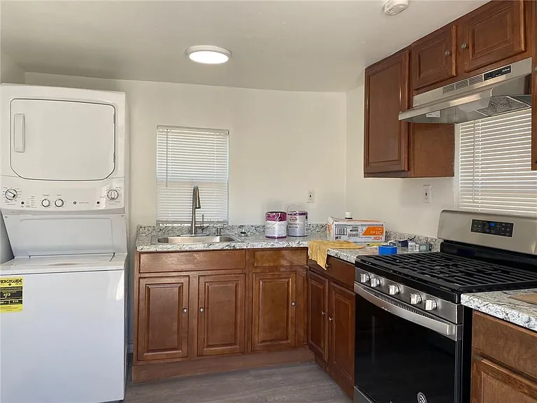 1105 E 3rd St #B — Photo 5