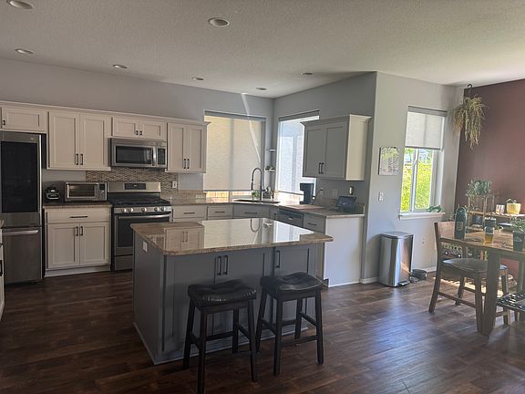 Spacious Breakfast Nook
