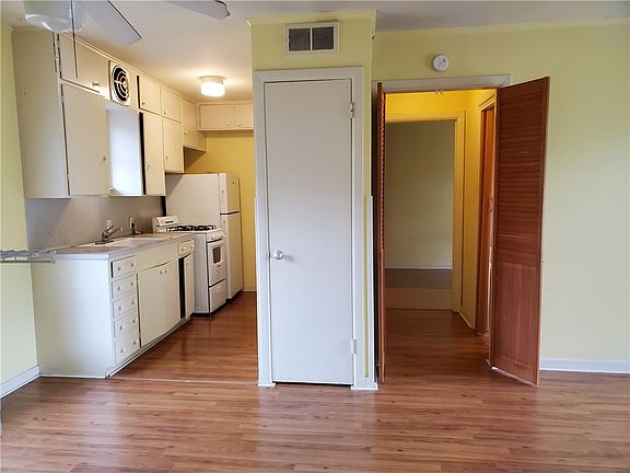 2nd image of 3202 Grooms St APT H