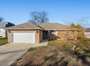 979 Glen Oaks Dr, Nixa, MO 65714