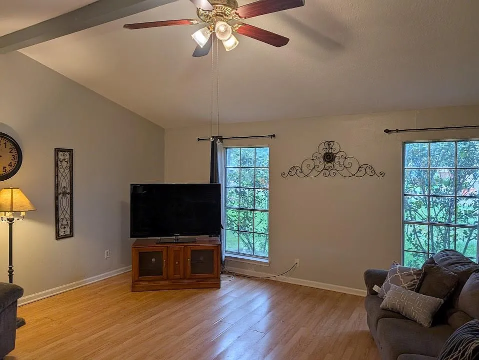 3 bed, 2.0 bath, 1375 sqft, $1,700 — Photo 4