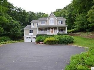 390 E Main St, Centerport, NY 11721