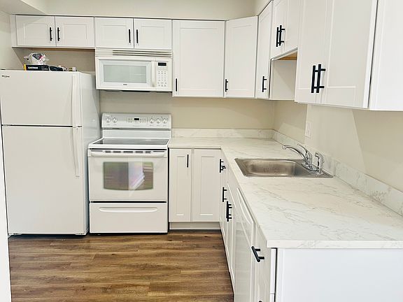 2nd image of 1710 Ivy St #136