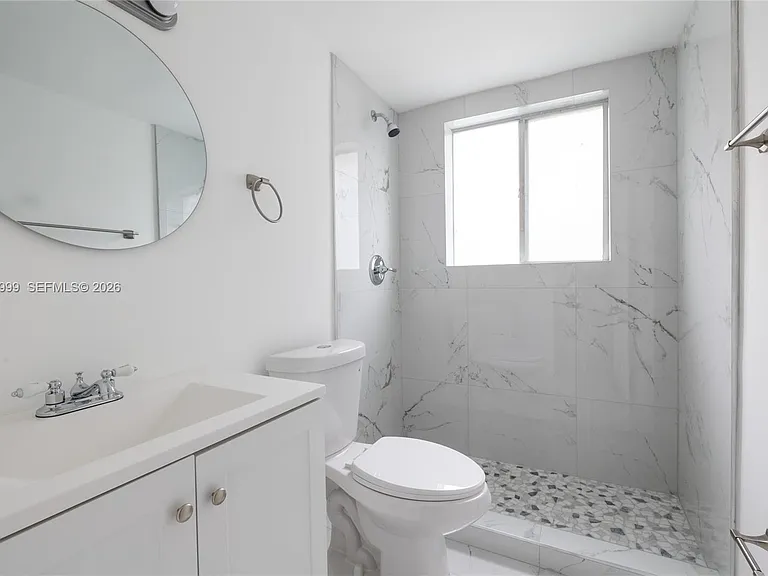 979 SW 10th St #4 — Photo 7