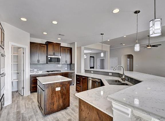 3rd image of 212 Dawn Dr