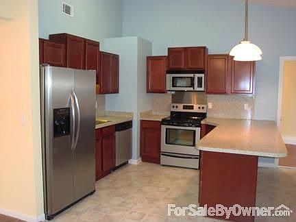 More of the cherry stained kitchen : Stainless S/S Fridge w/ Ice & water, Stainless-look Micro, D/W,