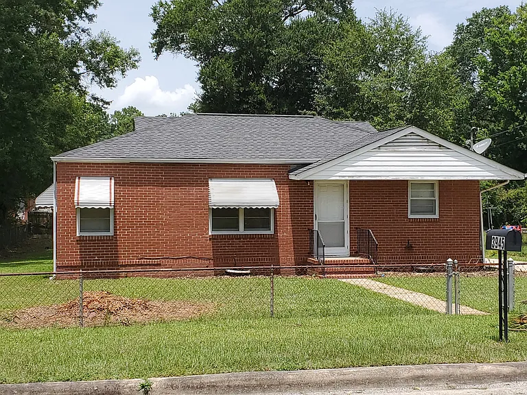 3945 Singer Dr — Photo 1