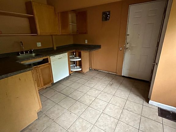 5th image of 381 Rosemont Ave
