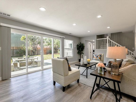 5th image of 2726 Donovan Ave