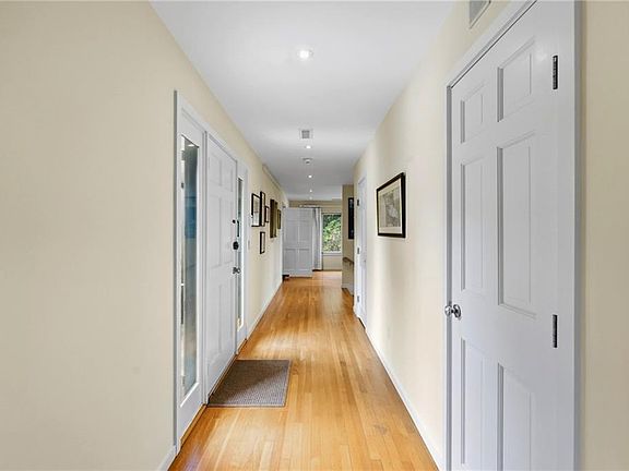 4th image of 4 Alpond Dr