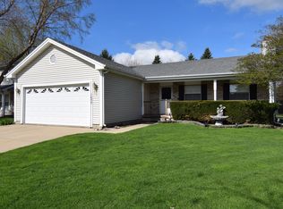 1055 Applewood Ln, Algonquin, IL