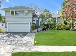 20 Village Rd, Syosset, NY 11791