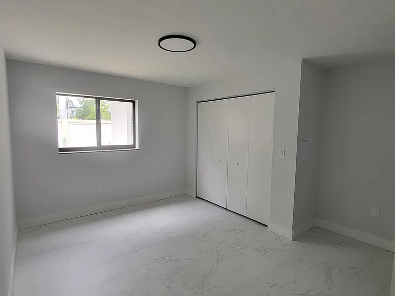 240 SW 7th St #9 — Photo 19