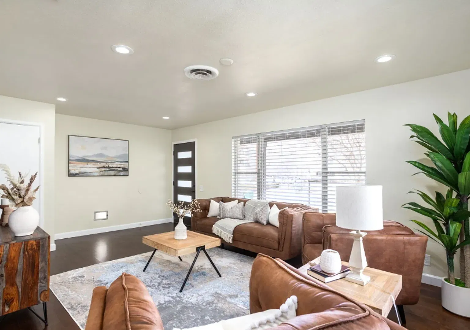 Charming 3-Bedroom Home with Sunroom and Spacious Backyard — Photo 4