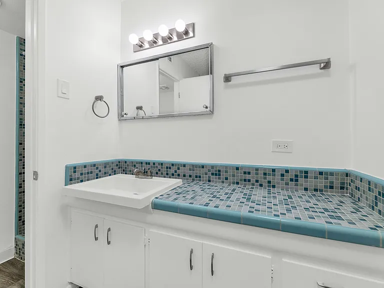 The Phoenix Apartments on 6th Avenue — Photo 15