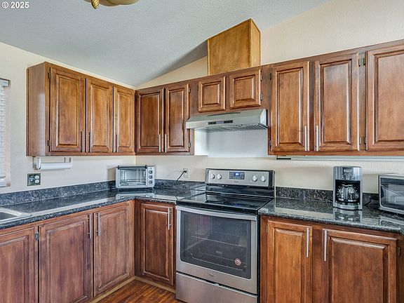 5th image of 13217 NE 59th St Unit 104