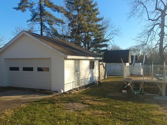 Detached Garage & Mini Barn