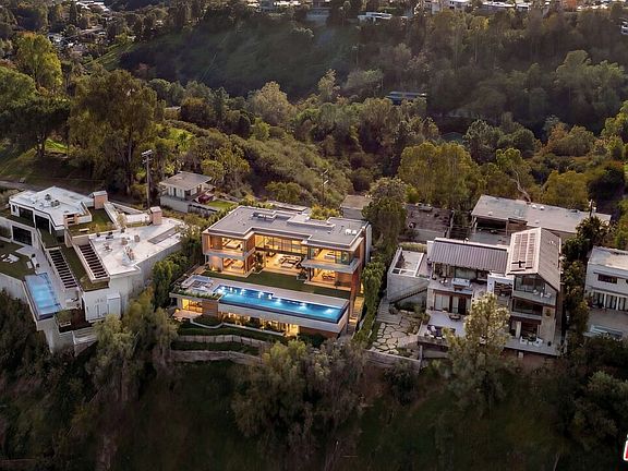 2nd image of 1128 N Tigertail Rd