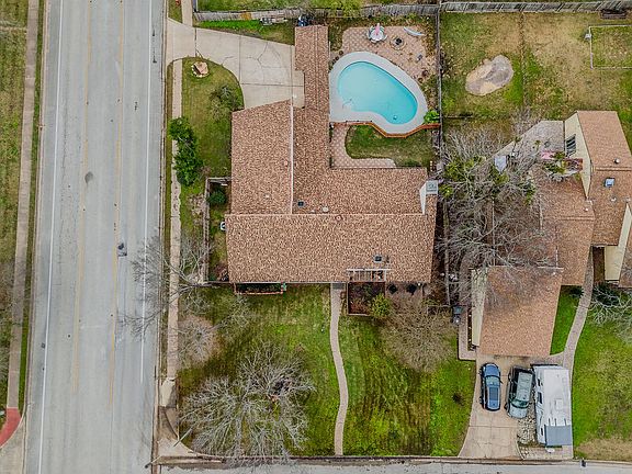 2nd image of 2735 Sandy Cir
