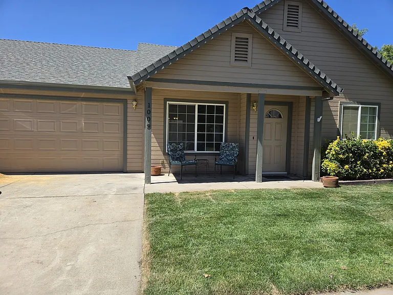 1009 Southampton Dr — Photo 1