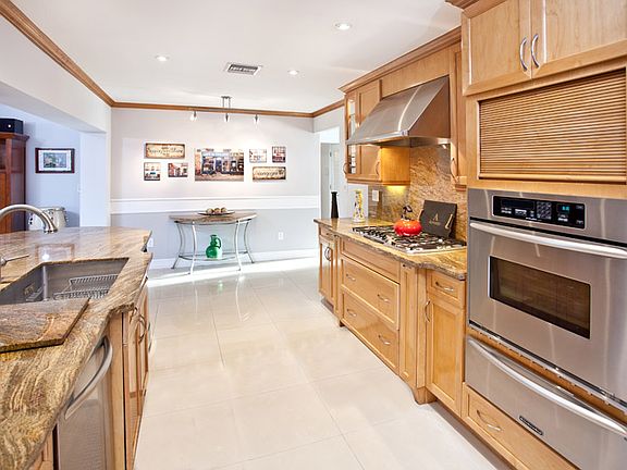 Wall oven and warmer tray