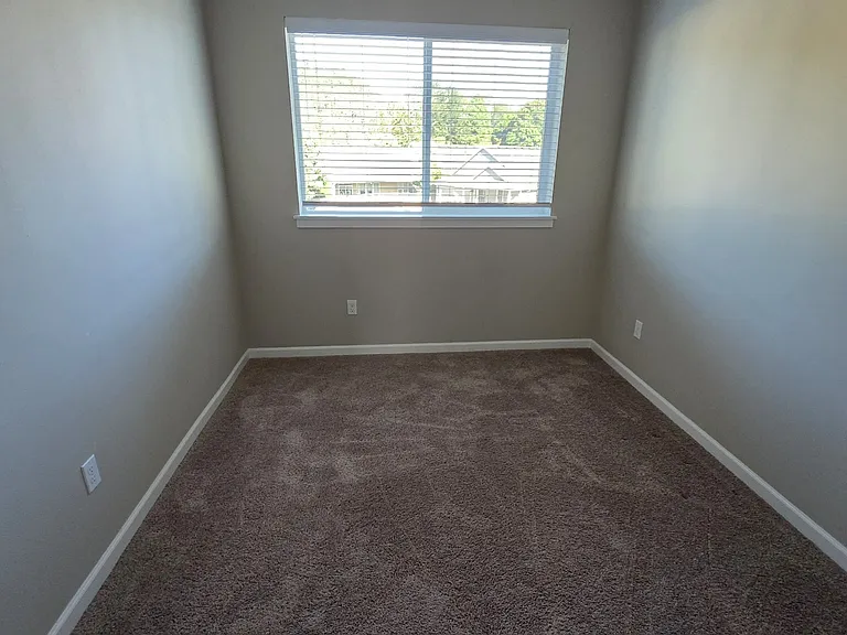 1013 Robbins Ct — Photo 2