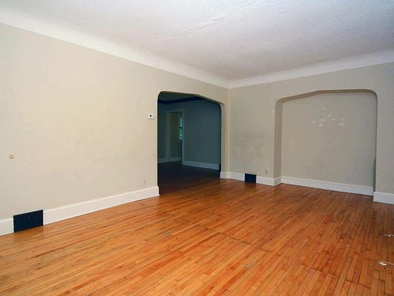4th image of 967 Rose Ave E