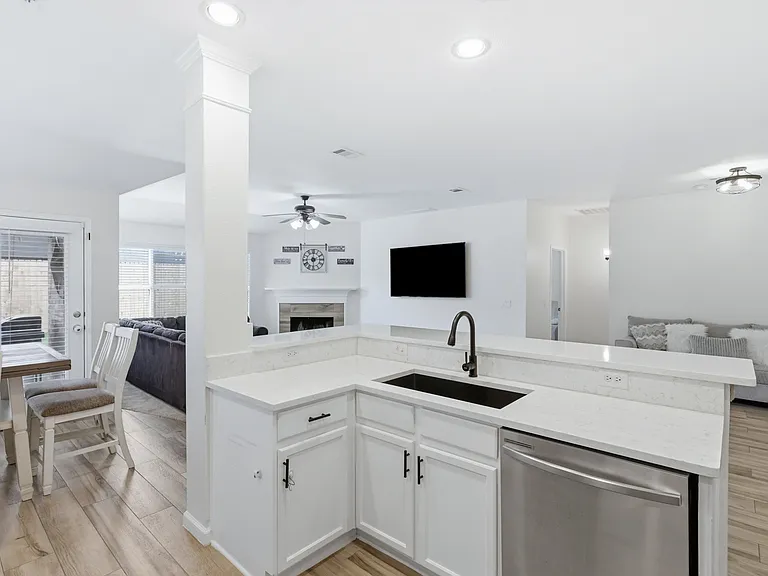 1002 Zachary Dr — Photo 18