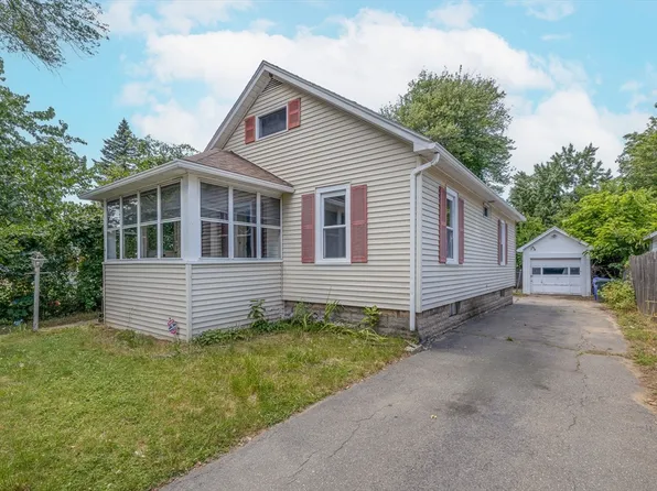 14 Thornfell St, Springfield, MA 01104