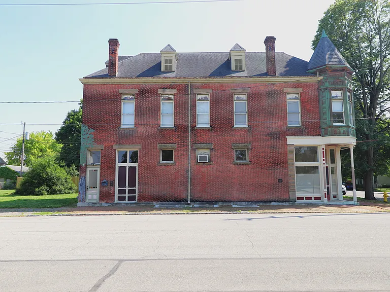 Historic Apartment Building — Photo 9
