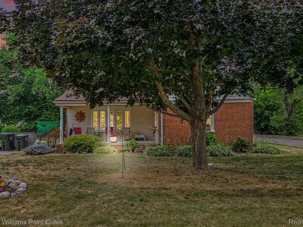 2340 Hessel Ave, Rochester Hills, MI 48307