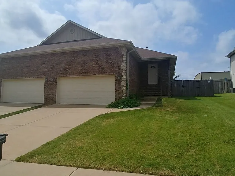 705-707 E Watermill Cir — Photo 14