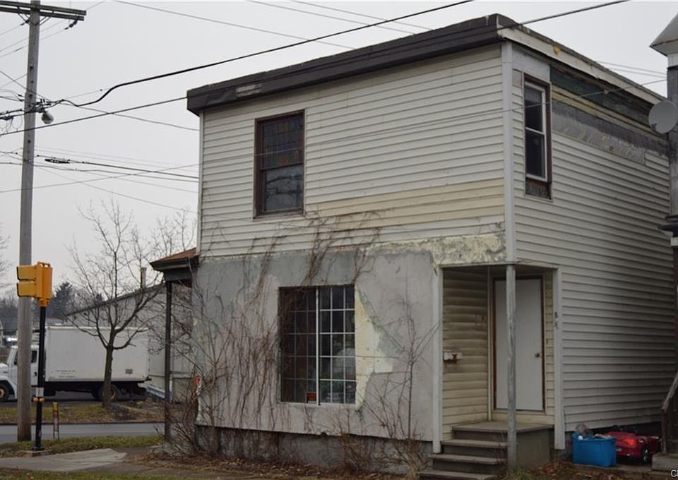 2nd image of 830 Oswego St
