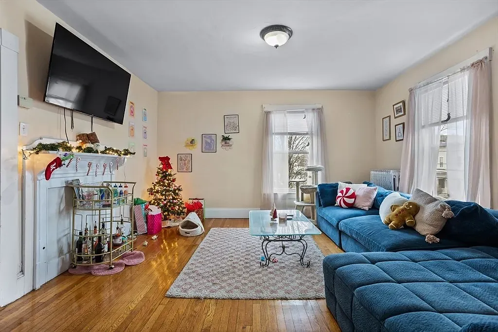 5 bed, 1560 sqft, $3,500 — Photo 2