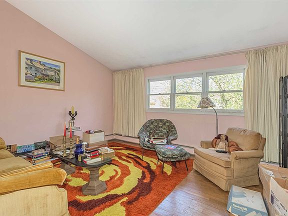 3rd image of 23 Glen Ln