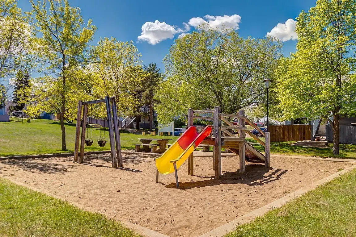 Huntington Court Coach Homes — Photo 4