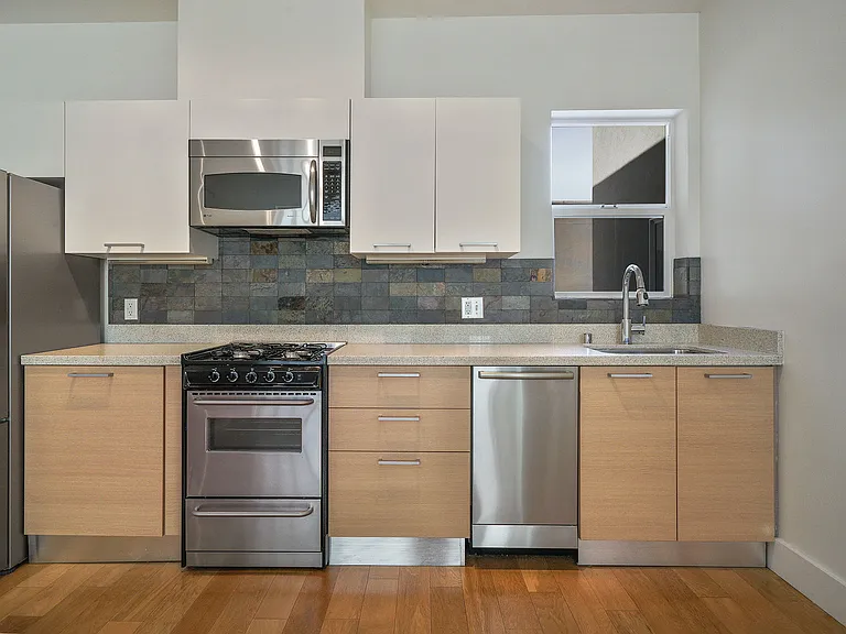 566 S Van Ness Ave #21 — Photo 4