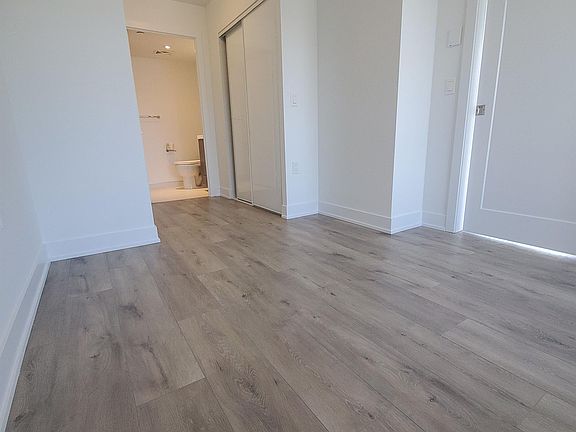 4th image of 575 Bloor St E #1808