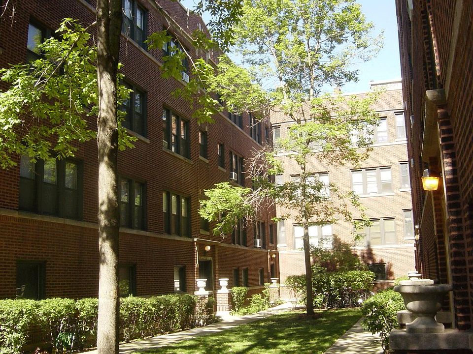 2nd image of 624 W Surf St #628