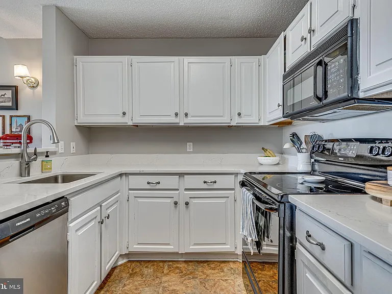 273 S Pickett St #401 — Photo 8