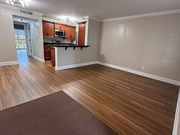 4th image of 1536 W Meadows Circle W